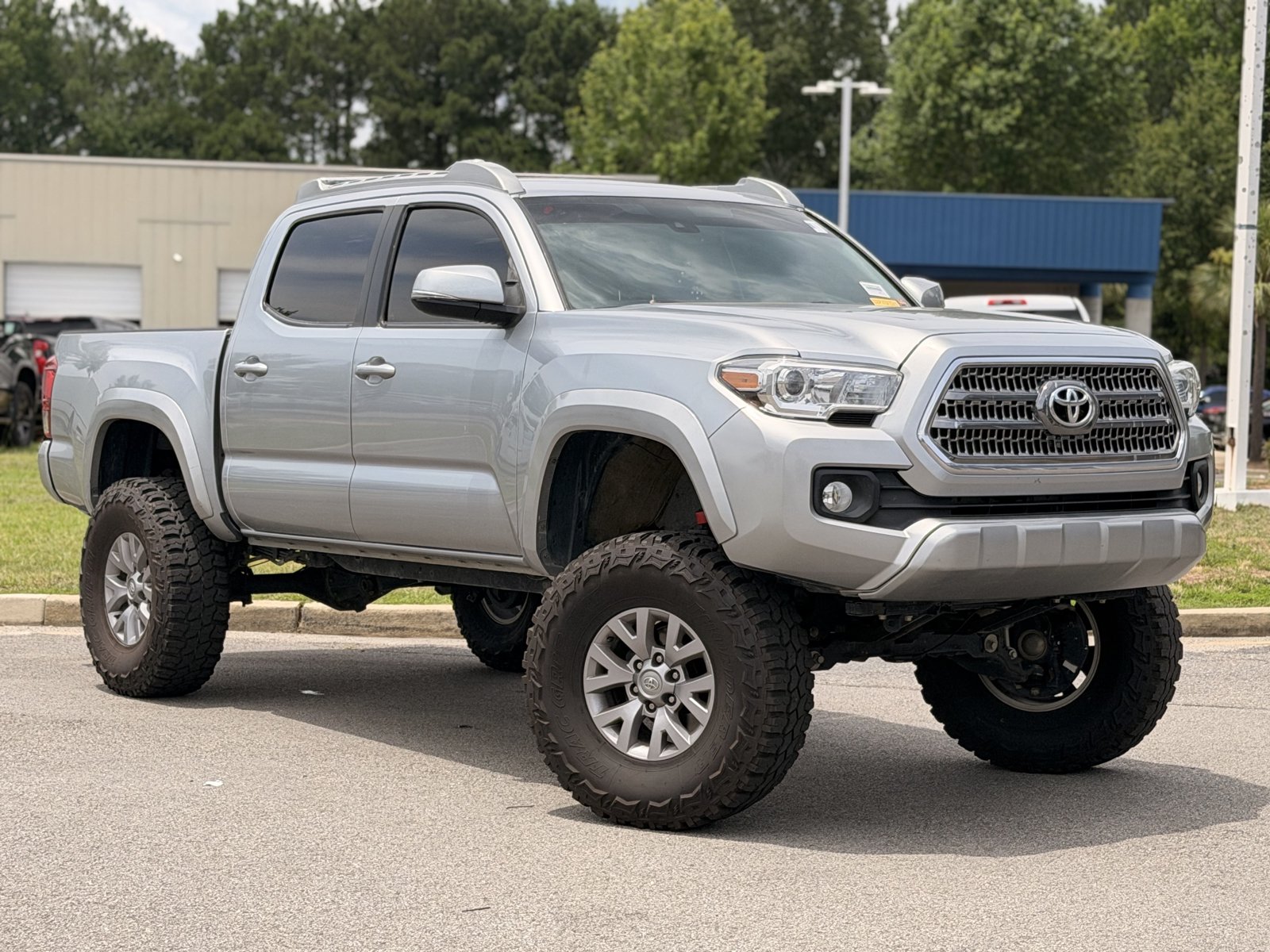 Used 2022 Toyota Tacoma SR5 w/ Technology Package RWD image 2