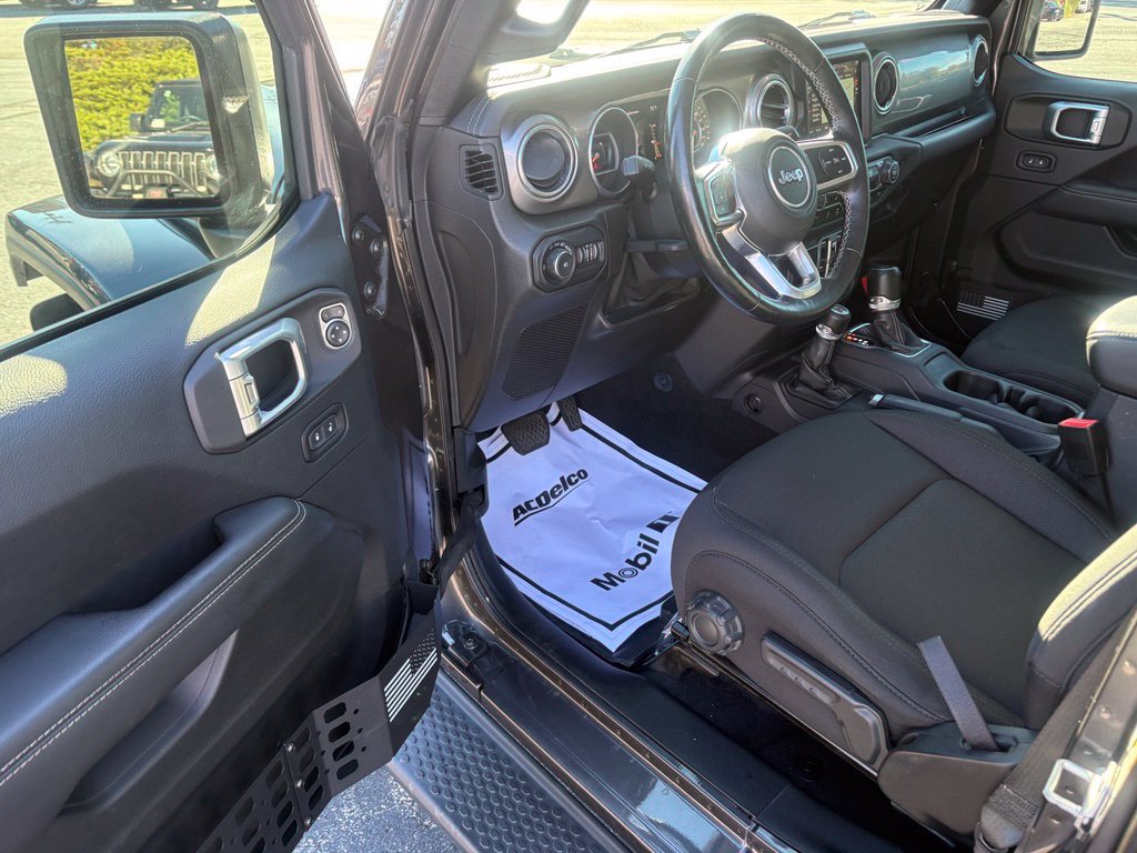 Used 2019 Jeep Wrangler Unlimited Sahara w/ Dual Top Group AWD/4WD image 22