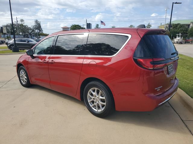 Used 2025 Chrysler Pacifica Select image 3
