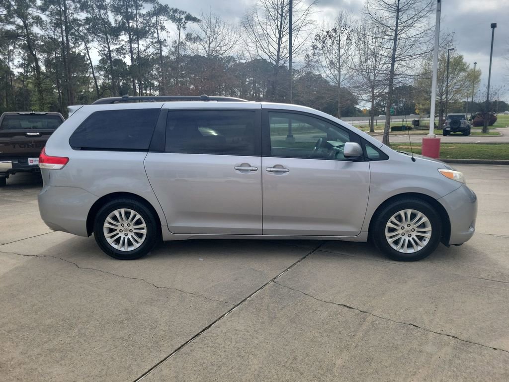 Used 2013 Toyota Sienna XLE w/ Entertainment Pkg image 11
