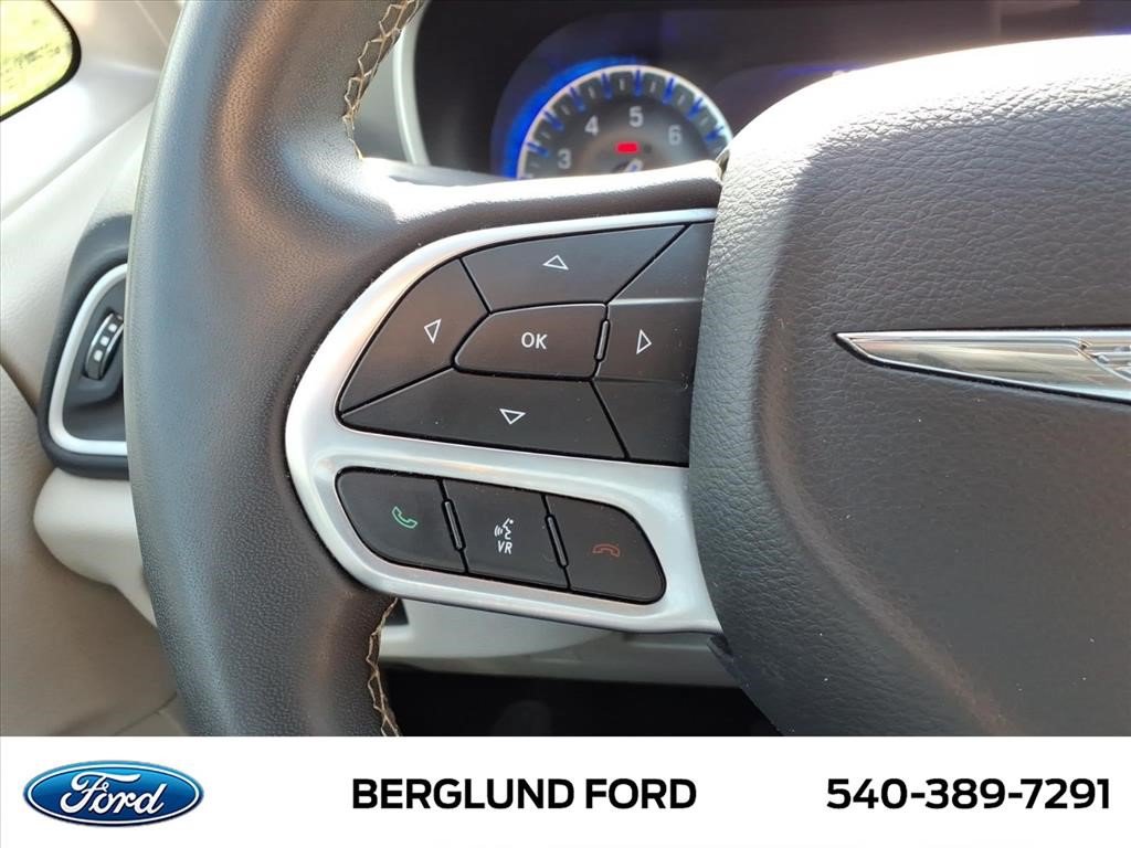 Used 2023 Chrysler Pacifica Touring-L FWD image 36