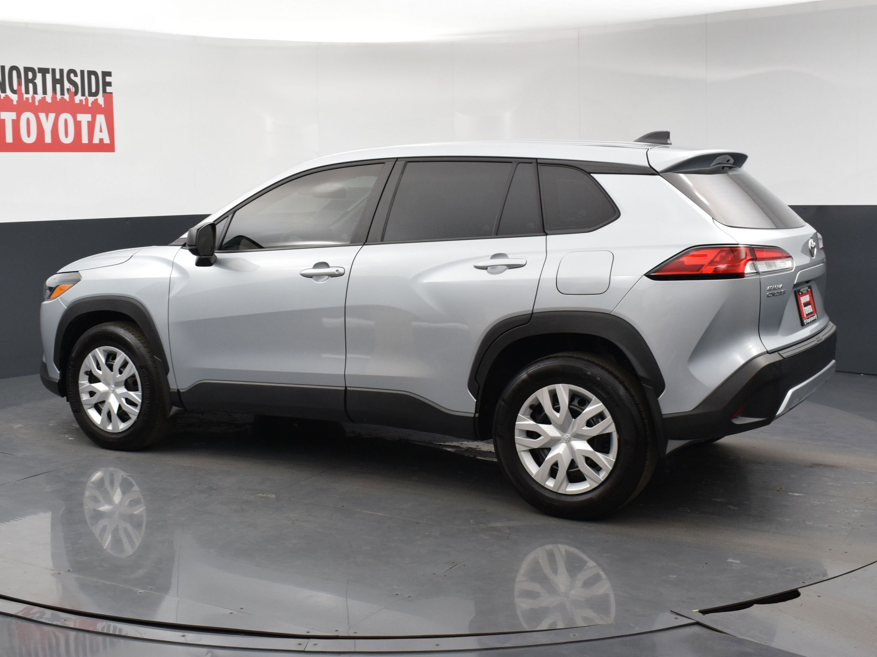 Used 2024 Toyota Corolla Cross L image 2