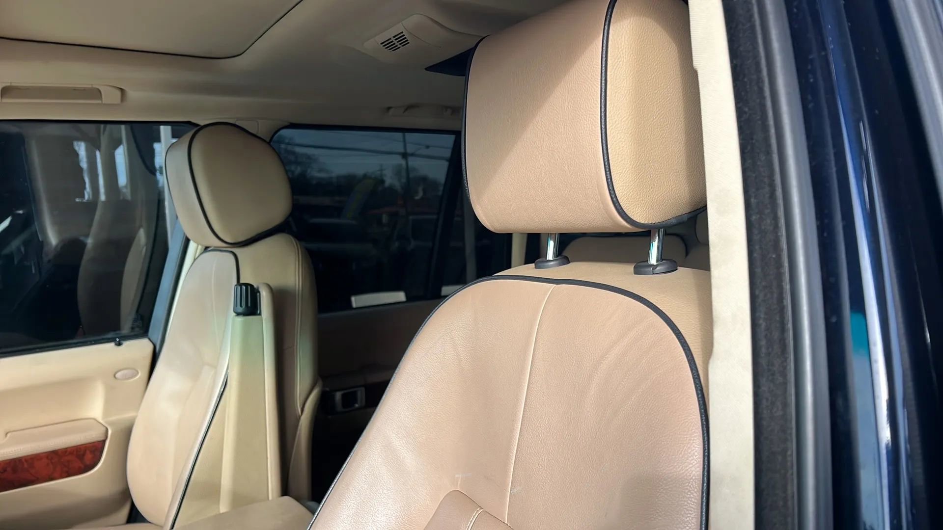 Used 2010 Land Rover Range Rover HSE image 38