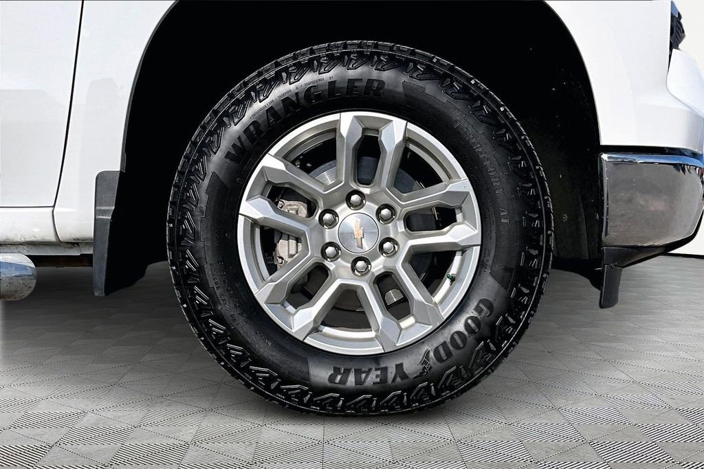 Used 2024 Chevrolet Silverado 1500 LT w/ Convenience Package II image 9