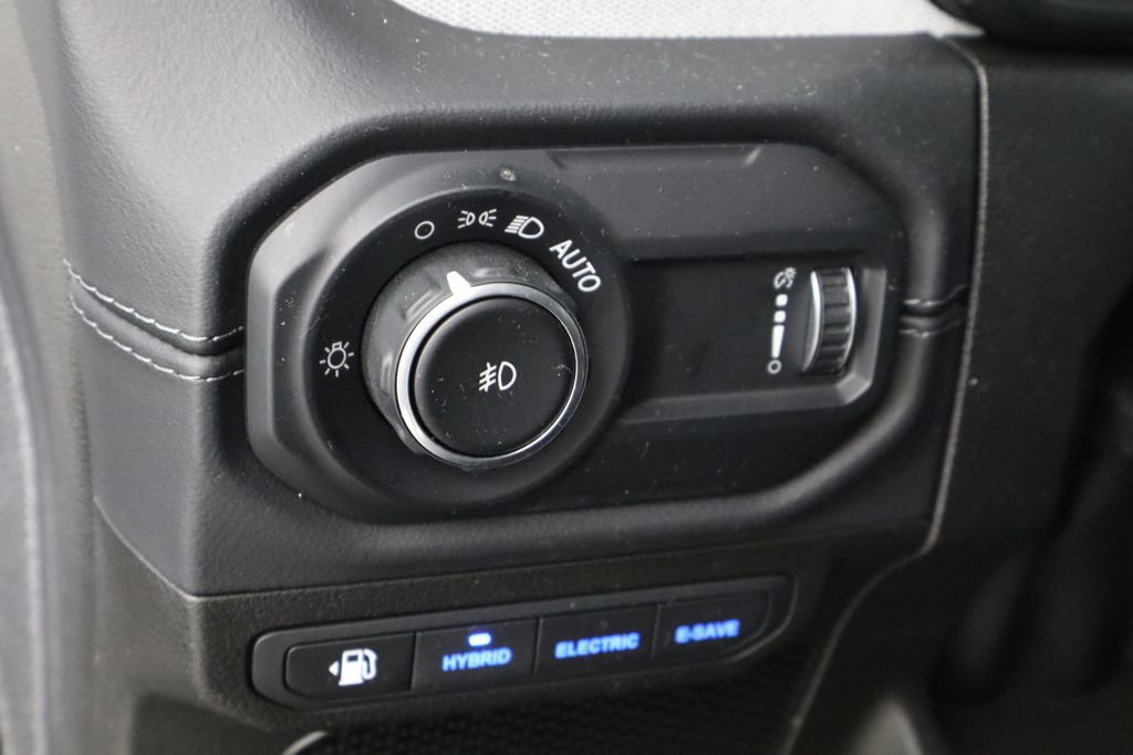 Used 2025 Jeep Wrangler Unlimited Sahara w/ Safety Group image 23