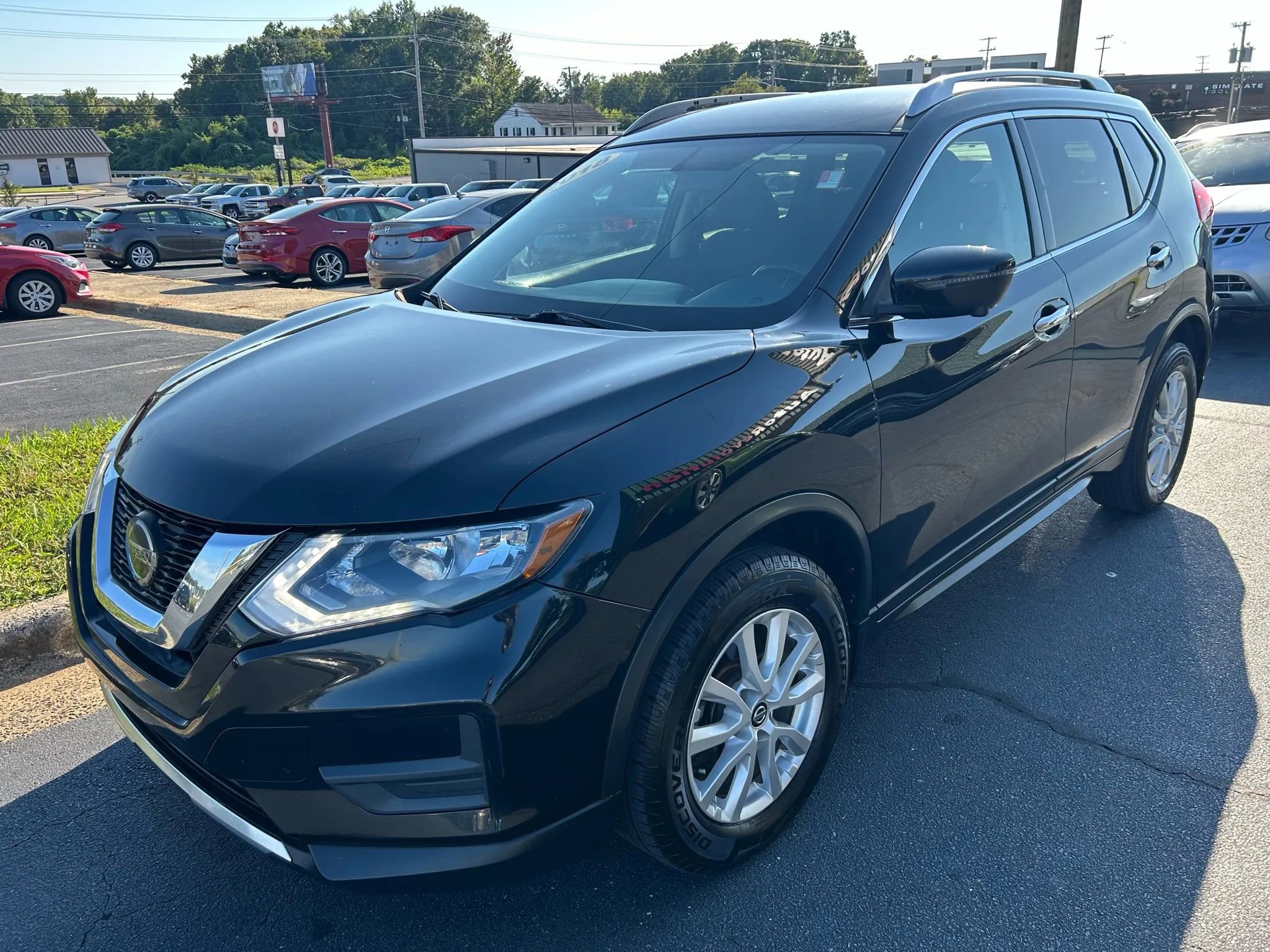 Used 2018 Nissan Rogue SV w/ Premium Package image 3