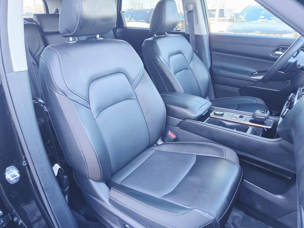 Used 2023 Nissan Pathfinder SL w/ Black Appearance Package image 17