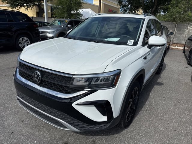 Used 2023 Volkswagen Taos SE w/ Panoramic Sunroof Package FWD image 5
