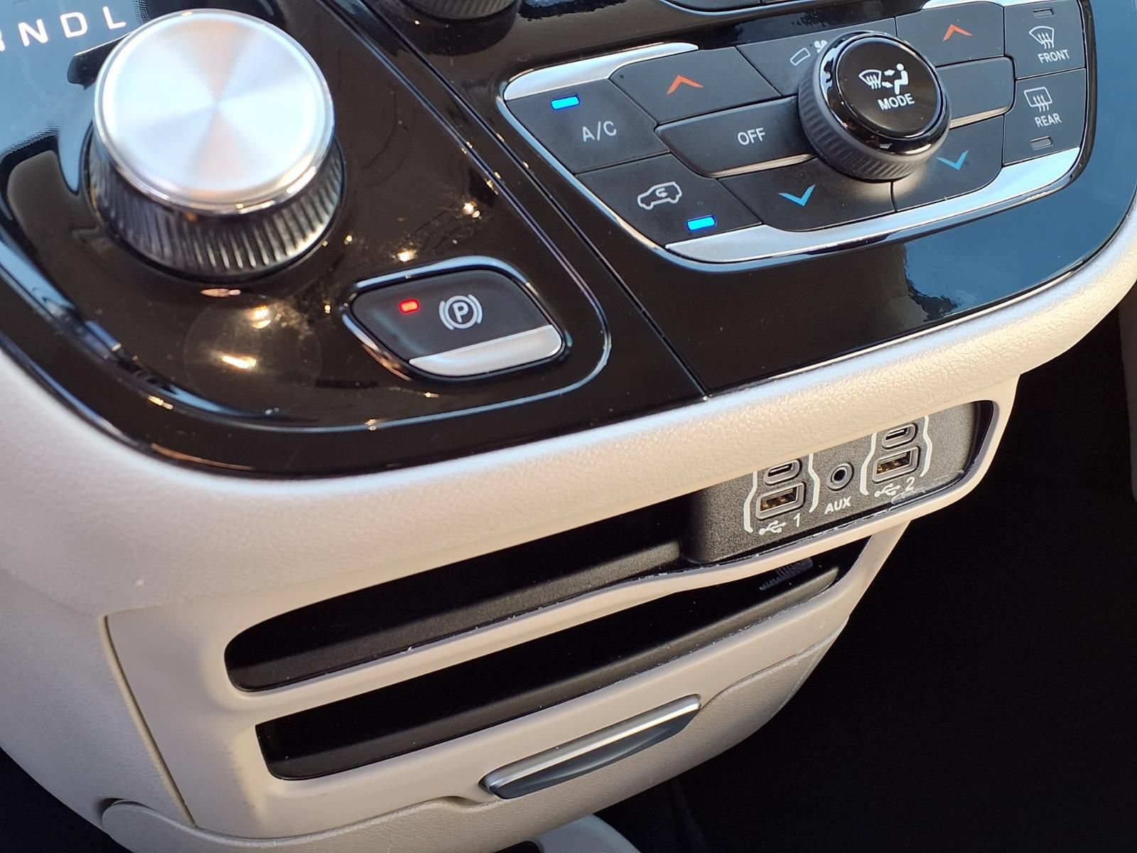 Used 2023 Chrysler Voyager LX FWD image 8