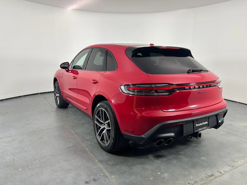 Certified 2025 Porsche Macan AWD/4WD image 3