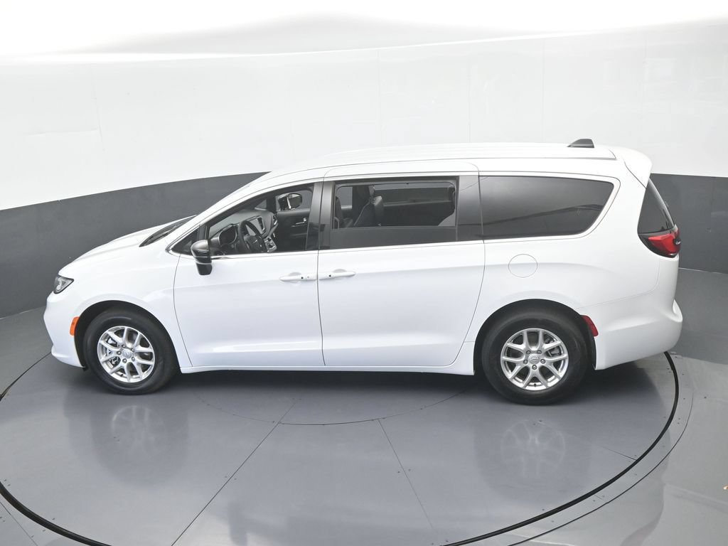 Used 2025 Chrysler Pacifica Select FWD image 43