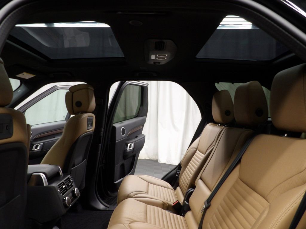 Used 2024 Land Rover Discovery Dynamic SE image 12