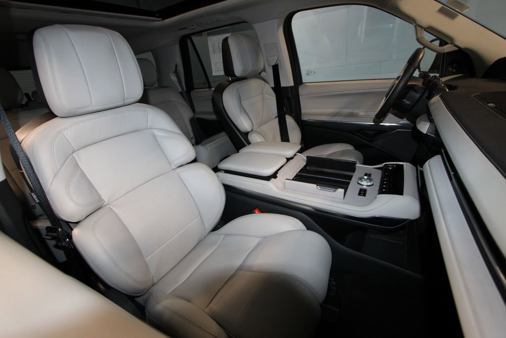Used 2025 Lincoln Navigator Reserve image 26