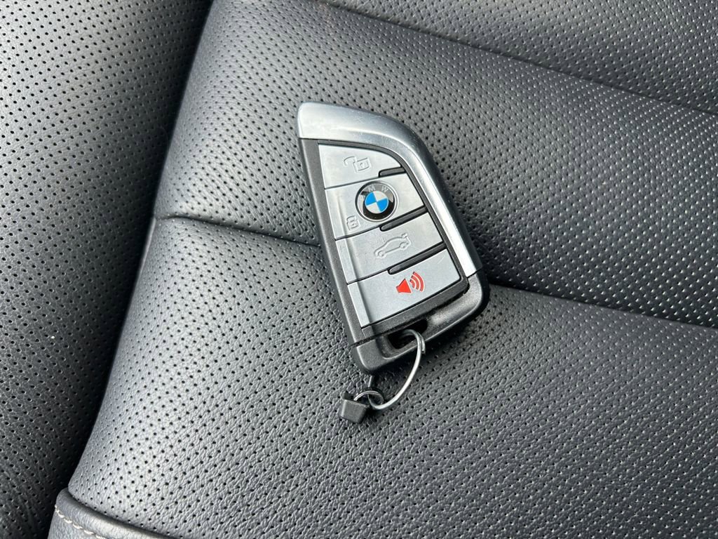 Used 2022 BMW X5 M50i w/ Premium Package image 33