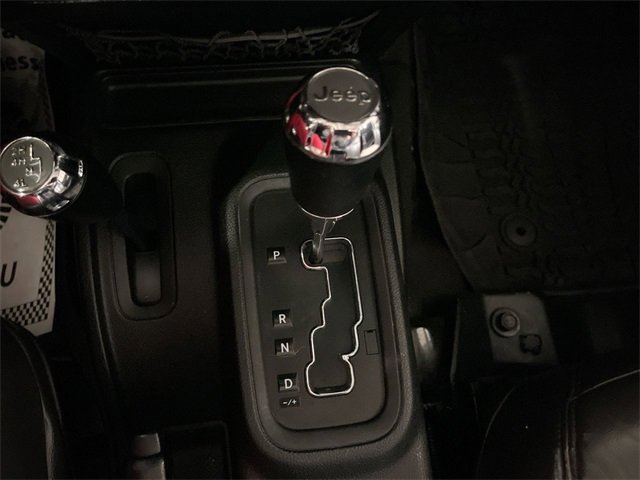 Used 2015 Jeep Wrangler Unlimited Rubicon w/ Connectivity Group image 18