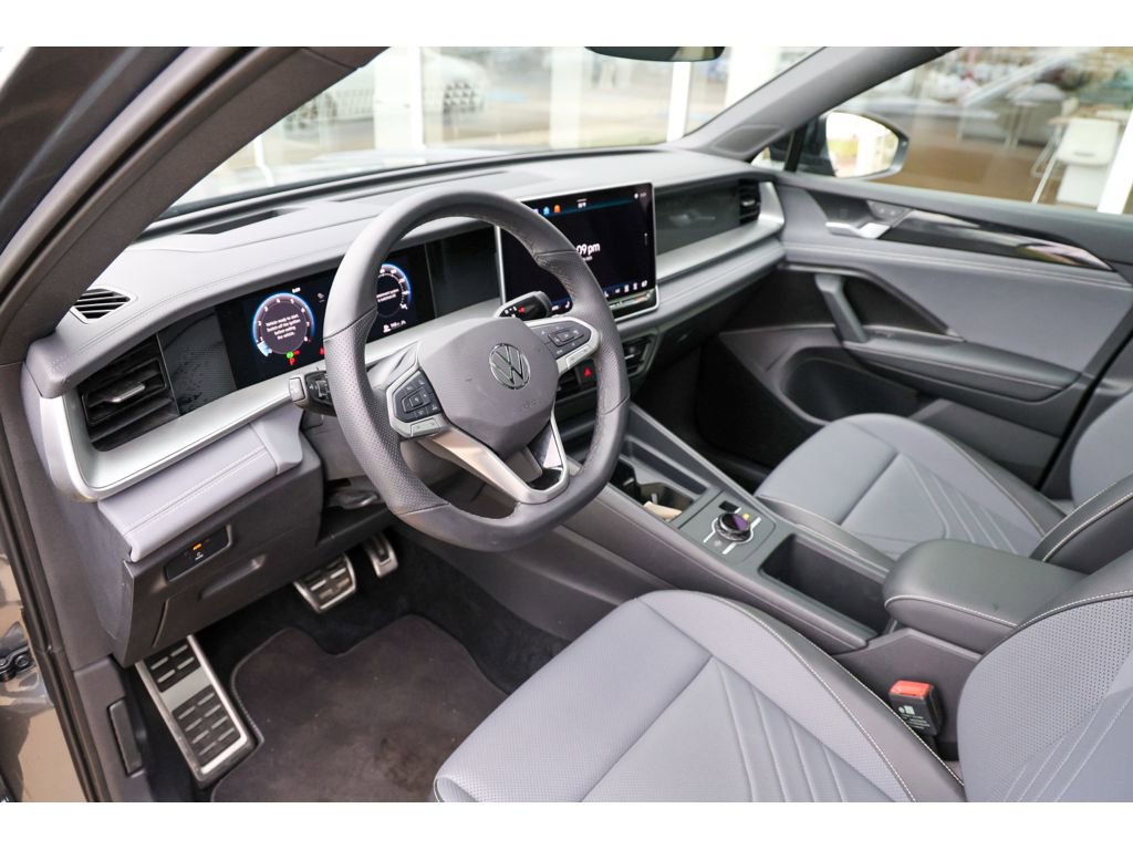 Used 2025 Volkswagen Tiguan SE R-Line image 9