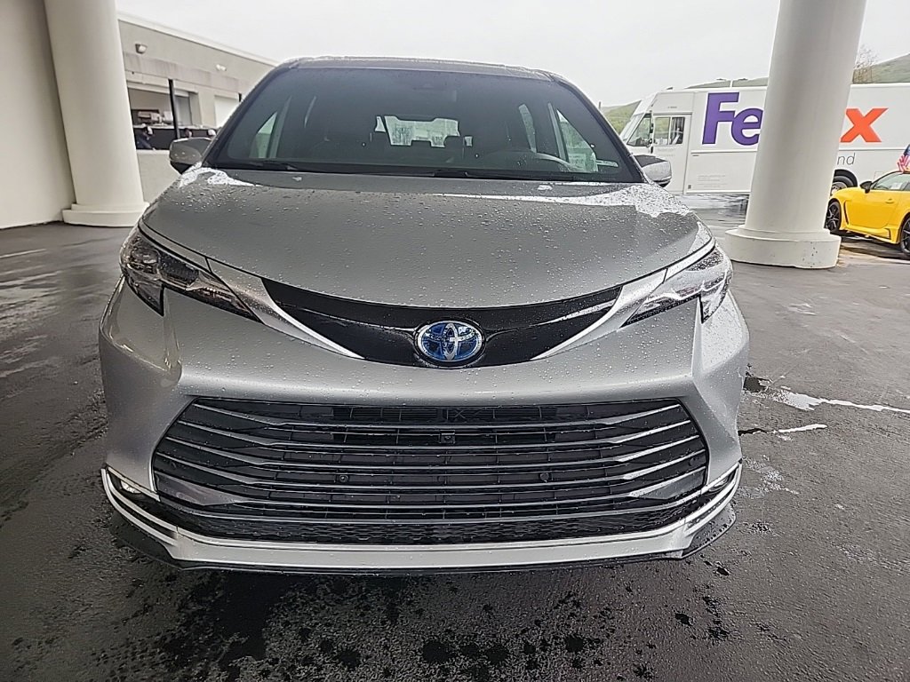 Used 2025 Toyota Sienna Platinum image 8