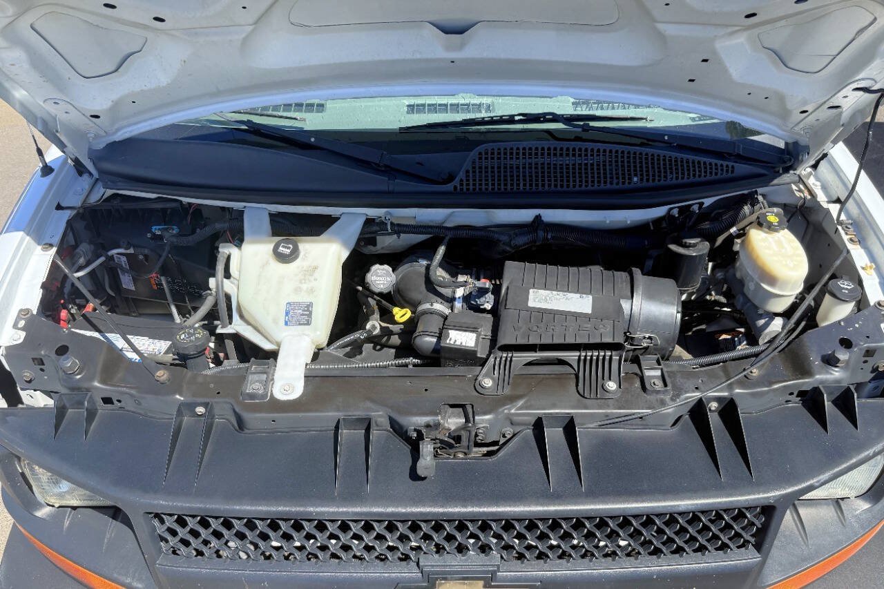 Used 2017 Chevrolet Express 2500 RWD image 30