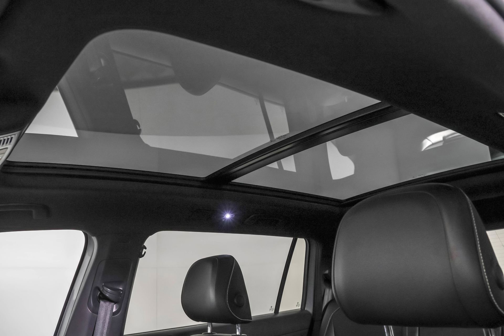 Used 2022 Volkswagen Tiguan SE R-Line image 31