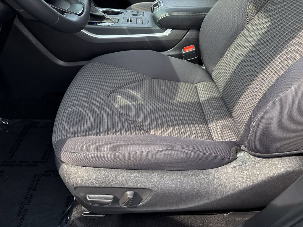 Used 2025 Toyota Highlander LE AWD/4WD image 19