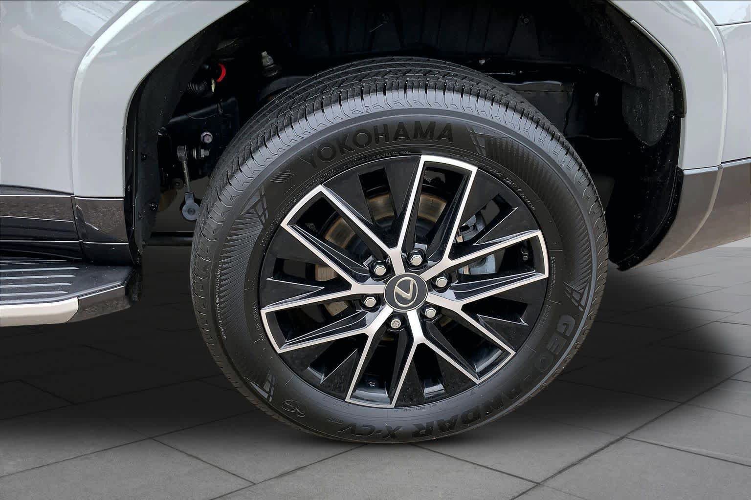 Used 2024 Lexus GX 550 w/ Accessory Package (2T) AWD/4WD image 11
