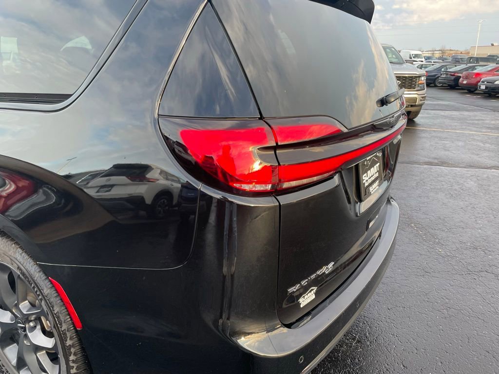 Used 2025 Chrysler Pacifica Limited image 41