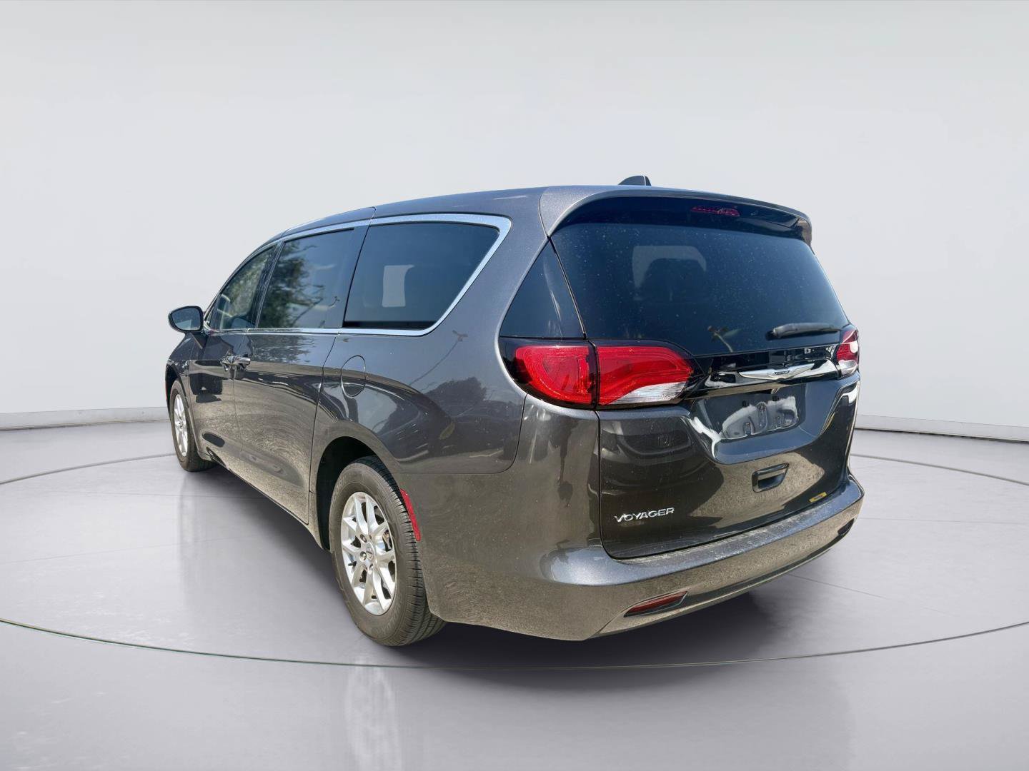 Used 2023 Chrysler Voyager LX FWD image 3