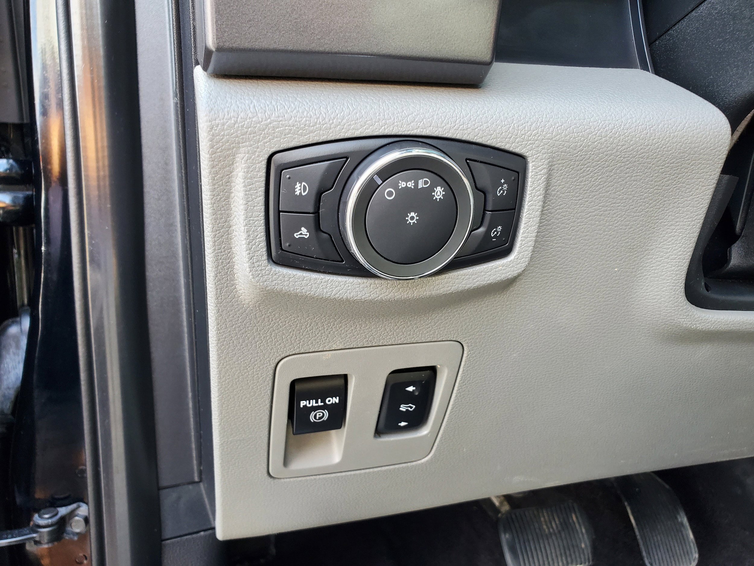 Used 2017 Ford F150 XLT w/ Equipment Group 302A Luxury AWD/4WD image 10