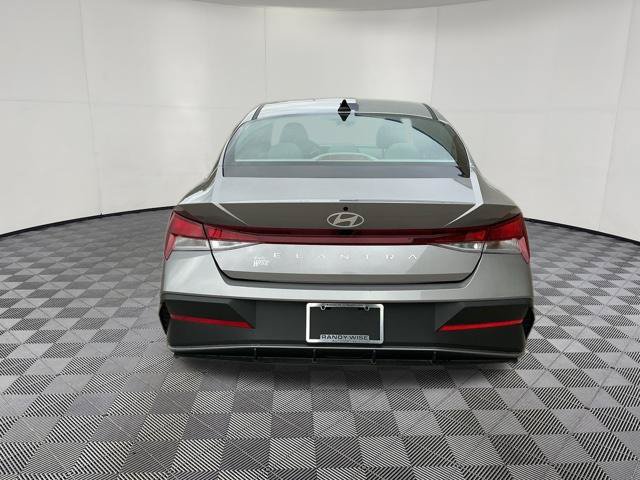 Certified 2024 Hyundai Elantra SE FWD image 11