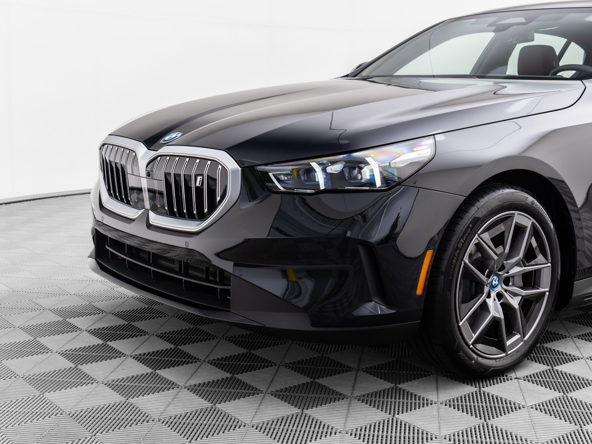 Certified 2025 BMW i5 xDrive40 w/ Premium Package image 31