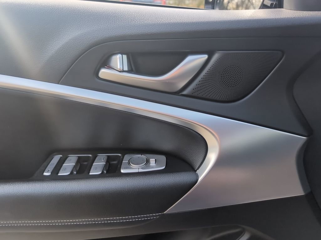 Used 2023 Genesis G70 2.0T image 24