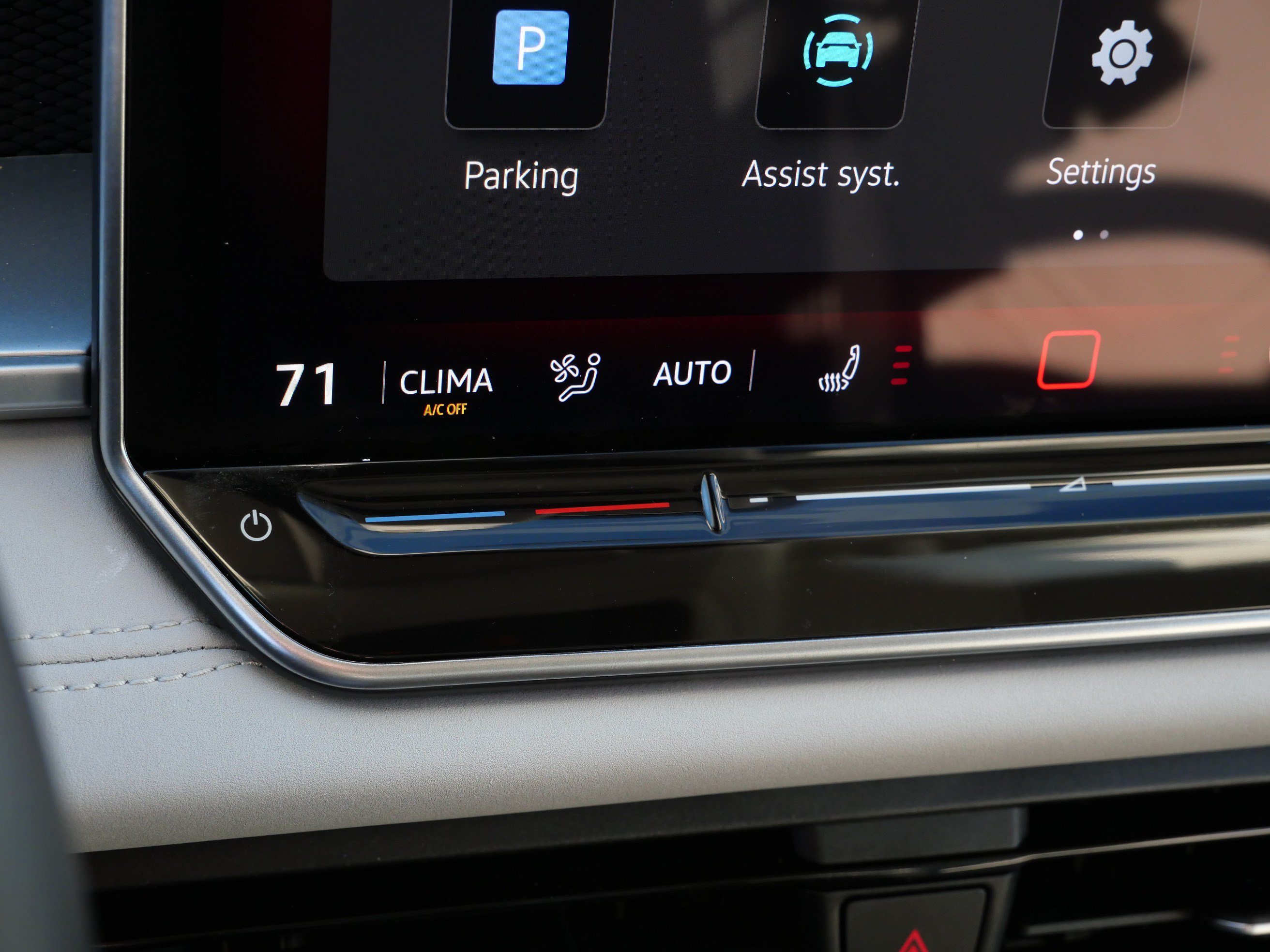 Certified 2025 Volkswagen Tiguan SE w/ Panoramic Sunroof Package AWD/4WD image 27