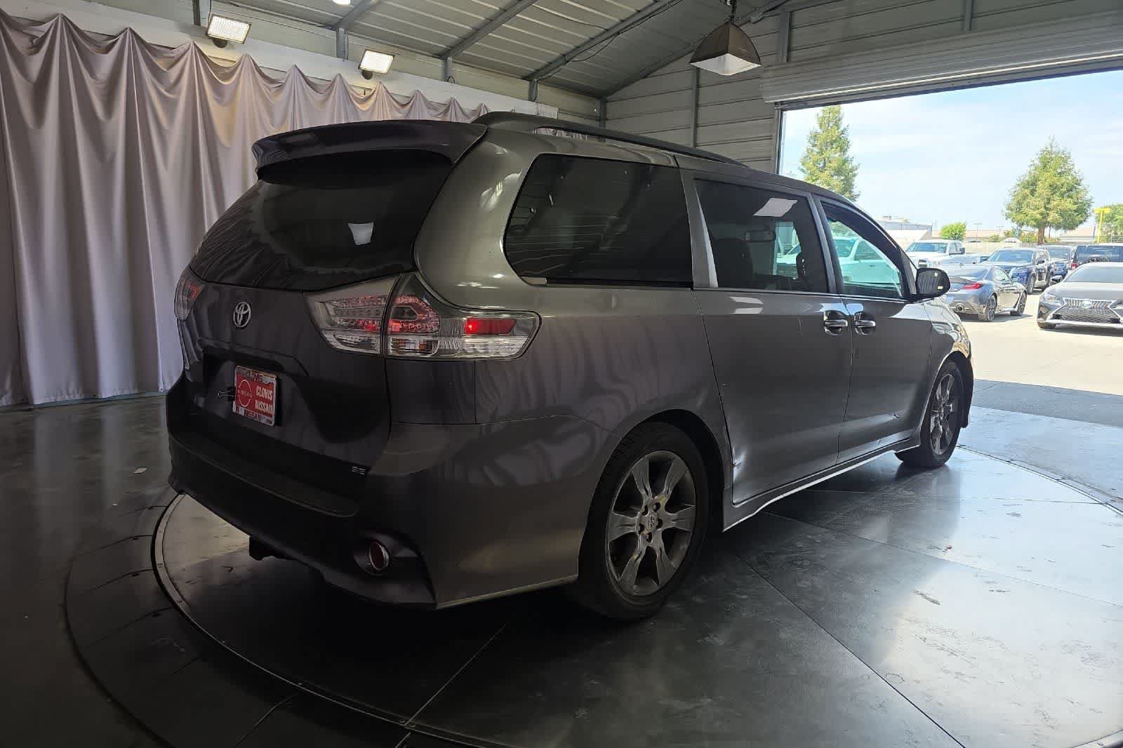 Used 2015 Toyota Sienna SE w/ SE Preferred Package FWD image 3