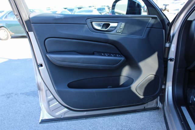 Used 2025 Volvo XC60 B5 Plus image 10