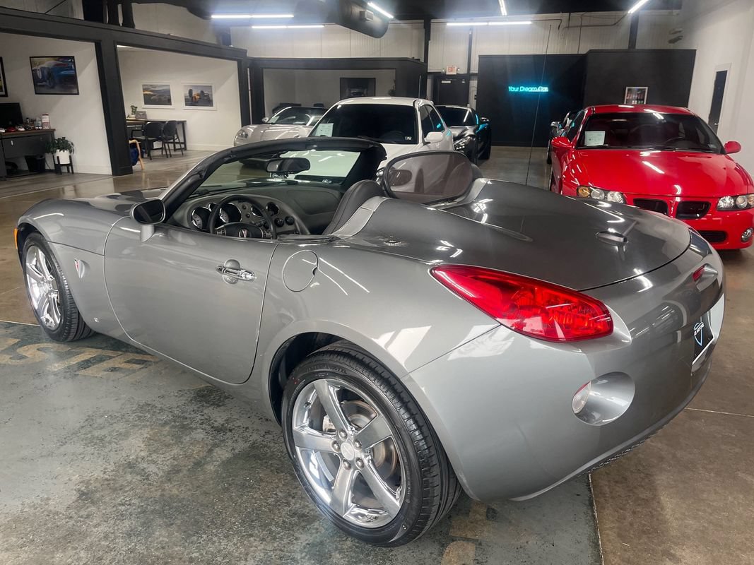 Used 2007 Pontiac Solstice Convertible w/ Premium Package RWD image 7