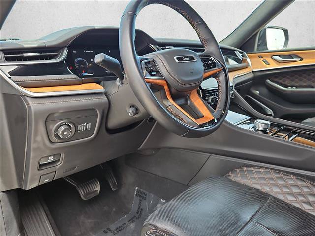 Used 2023 Jeep Grand Cherokee Summit AWD/4WD image 10