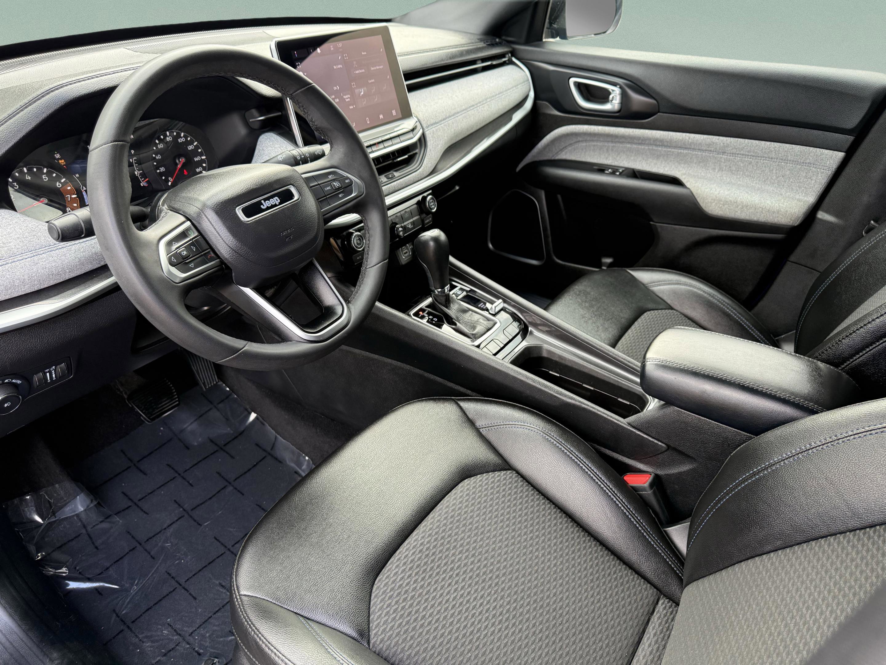 Used 2024 Jeep Compass Latitude image 10