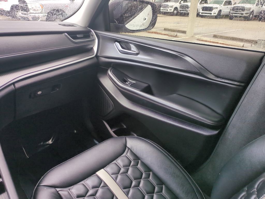 Used 2023 Jeep Grand Cherokee Laredo X image 18