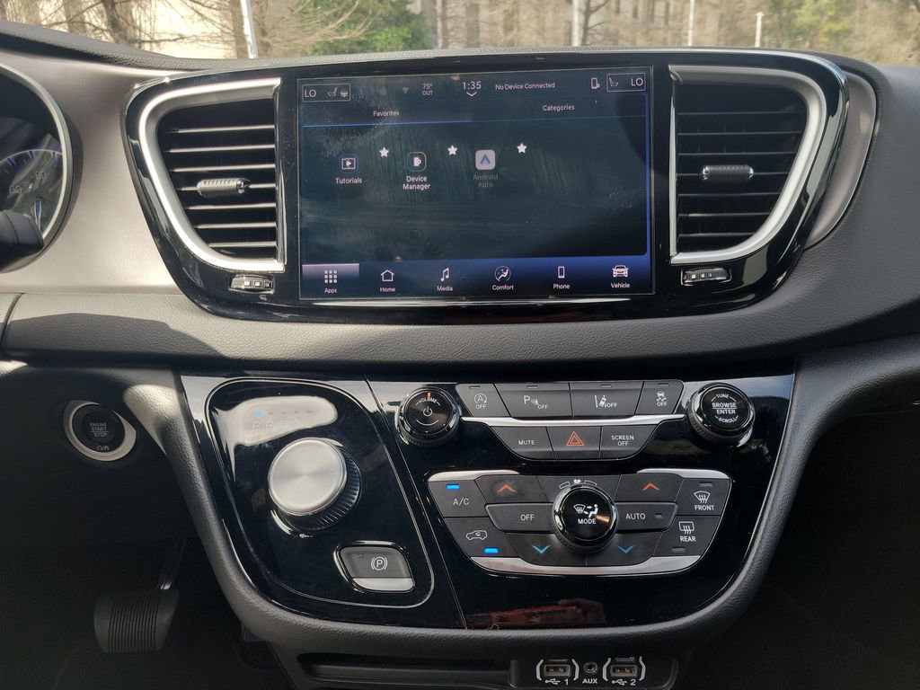 Used 2025 Chrysler Pacifica Select image 21