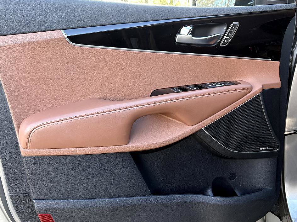 Used 2019 Kia Sorento SX image 17