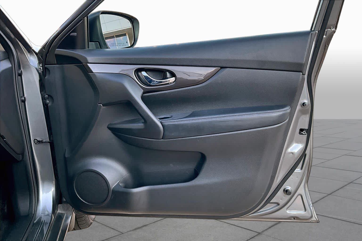 Used 2019 Nissan Rogue SV FWD image 25