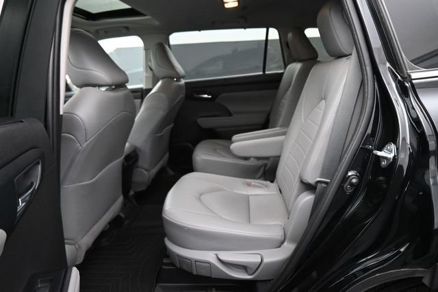 Used 2022 Toyota Highlander XLE AWD/4WD image 24