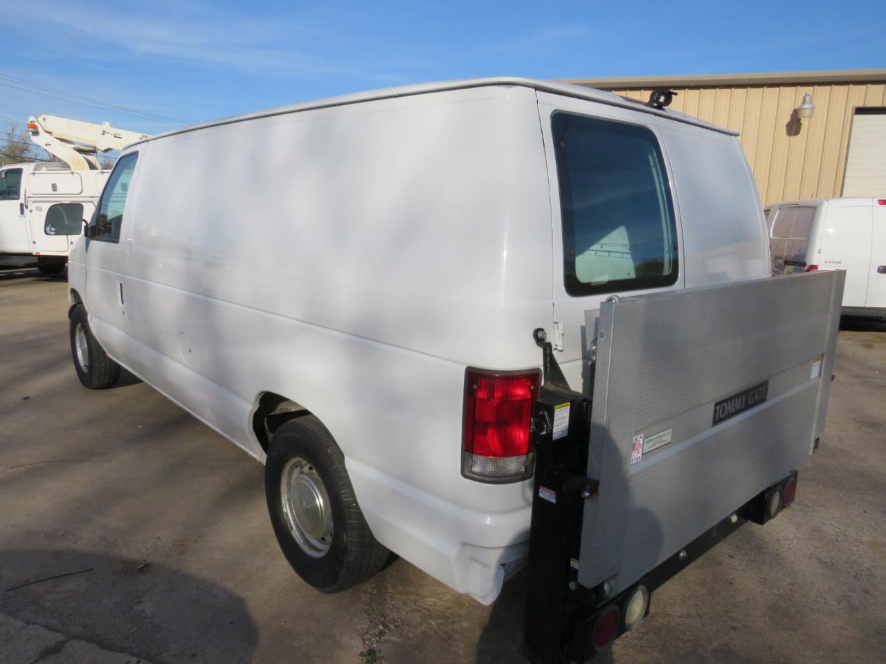 Used 2001 Ford E-150 and Econoline 150 RWD image 6