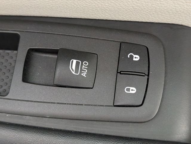 Used 2022 Chrysler Pacifica Touring-L FWD image 34
