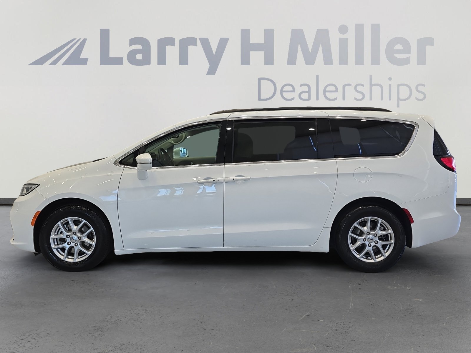 Used 2022 Chrysler Pacifica Touring-L FWD image 2