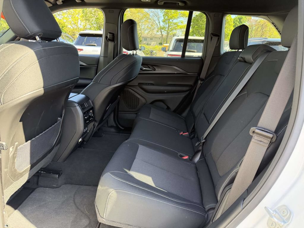 Used 2025 Jeep Grand Cherokee Laredo X w/ Luxury Tech Group I AWD/4WD image 22