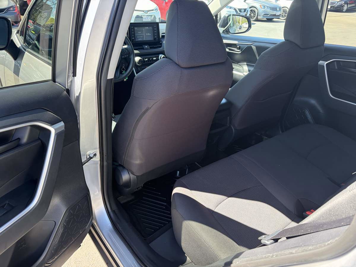 Used 2019 Toyota RAV4 LE AWD/4WD image 18