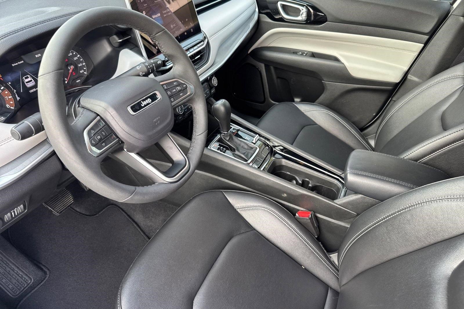 Used 2025 Jeep Compass Limited image 4