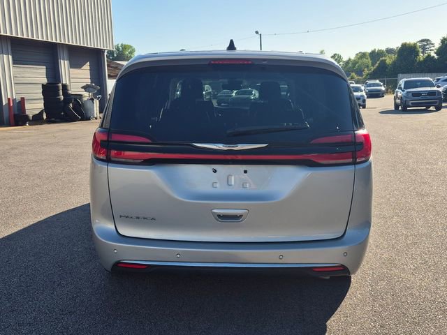 Used 2023 Chrysler Pacifica Touring-L image 3