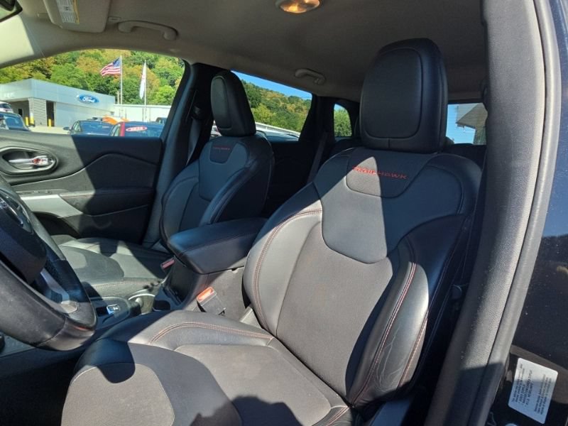 Used 2018 Jeep Cherokee Trailhawk AWD/4WD image 10